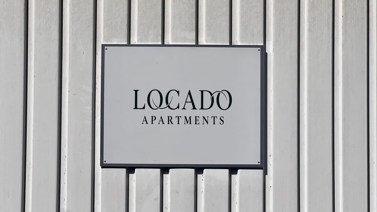 Schild „LOCADO Apartments“ am Haus in Königswinter